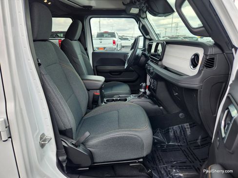 Used 2025 Jeep Wrangler Sahara image 29