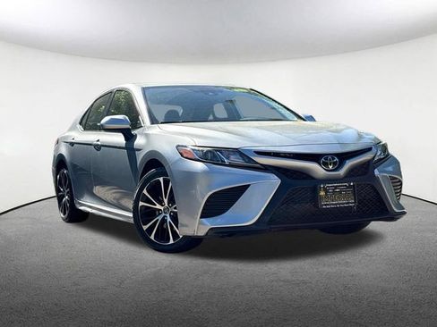 Used 2020 Toyota Camry SE FWD image 2