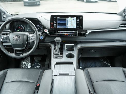 Used 2023 Toyota Sienna XLE Woodland Edition image 12