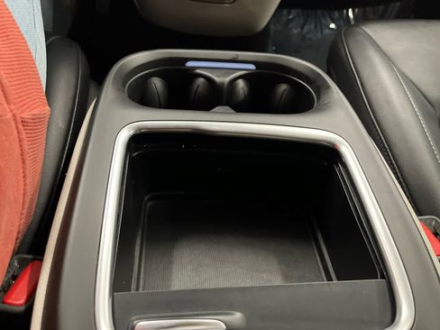 Used 2024 Chrysler Pacifica Touring-L FWD image 27