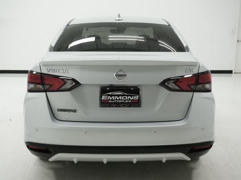 Used 2022 Nissan Versa SR image 5