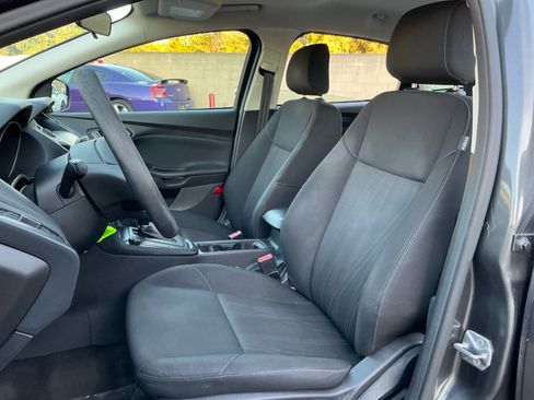 Used 2018 Ford Focus SE w/ SE Appearance Package image 19