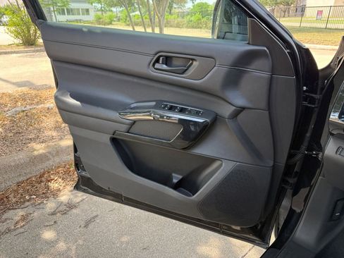 Used 2025 Nissan Pathfinder SV FWD image 18
