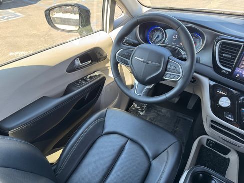 Used 2024 Chrysler Pacifica Touring-L FWD image 22