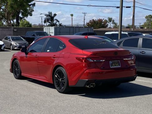 Used 2025 Toyota Camry SE image 4