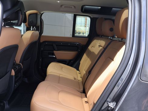 Used 2025 Land Rover Defender 110 S image 27