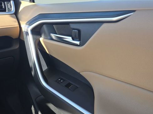 Used 2019 Toyota RAV4 XLE Premium FWD image 13