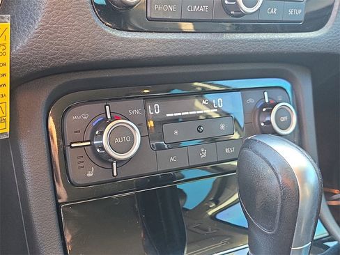 Used 2012 Volkswagen Touareg VR6 image 24