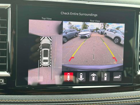 Used 2023 Chrysler Pacifica Pinnacle FWD image 28