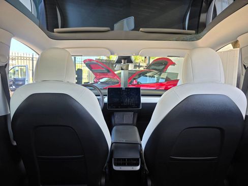 Used 2021 Tesla Model Y Long Range image 36