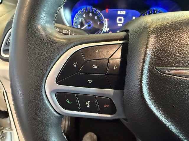 Used 2022 Chrysler Pacifica Touring-L w/ Uconnect Theater Family Group FWD image 19