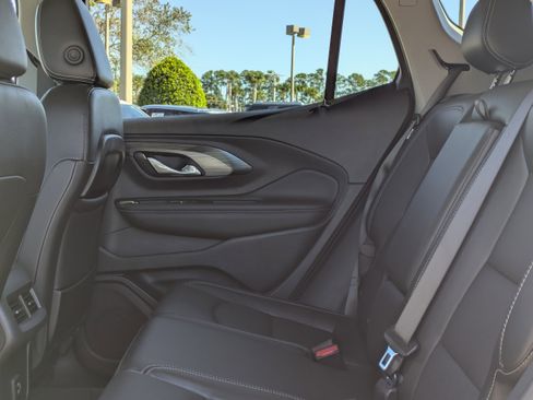 Used 2023 GMC Terrain SLT image 15
