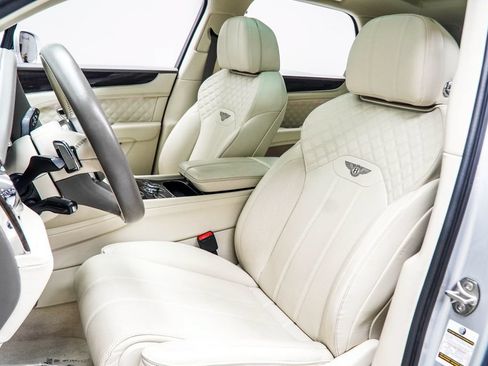 Used 2021 Bentley Bentayga AWD/4WD image 48