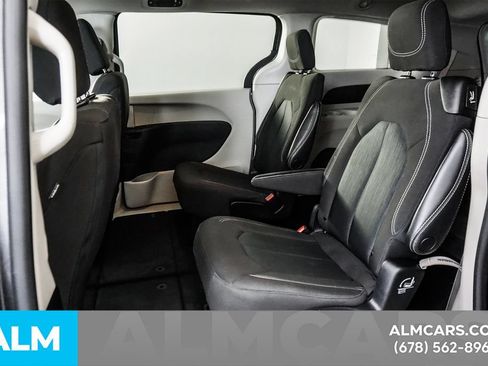 Used 2023 Chrysler Voyager LX FWD image 17
