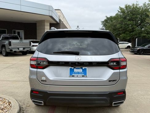 Used 2025 Honda Pilot Sport image 4