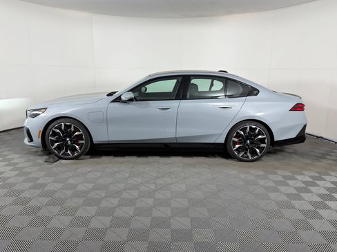 New 2026 BMW 550e xDrive image 2