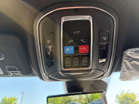 New 2026 Jeep Grand Cherokee Limited w/ Luxury Tech Group II AWD/4WD image 8