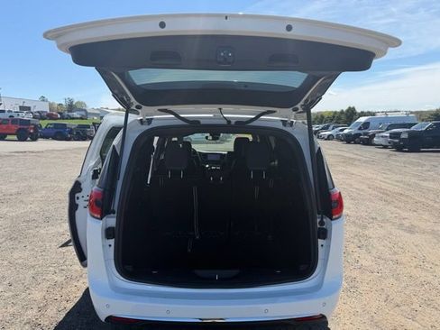Certified 2025 Chrysler Pacifica Select FWD image 24