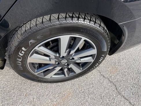 Used 2021 Nissan Versa SV image 14