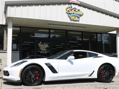 Used 2015 Chevrolet Corvette Z06 w/ 3LZ Preferred Equipment Group RWD image 3