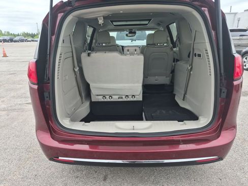 Used 2020 Chrysler Pacifica Limited w/ Advanced Safetytec Group FWD image 13