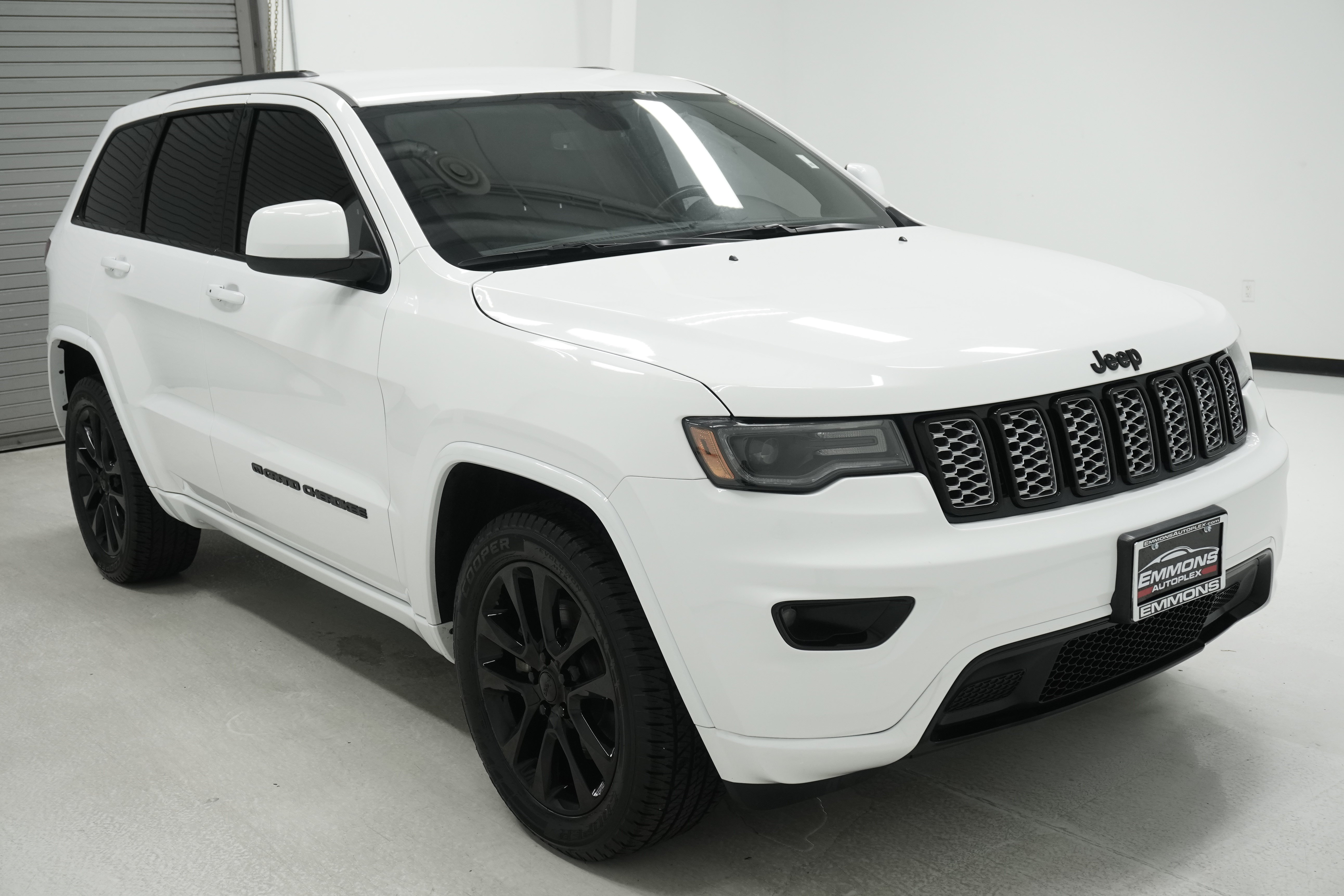 Used 2022 Jeep Grand Cherokee Laredo X RWD image 3