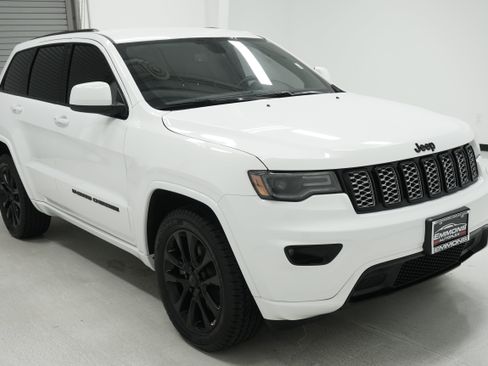 Used 2022 Jeep Grand Cherokee Laredo X RWD image 3