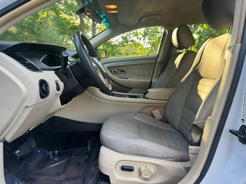 Used 2015 Ford Taurus SE FWD image 14