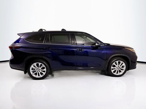 Used 2024 Toyota Highlander Limited FWD image 4