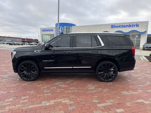 Used 2021 GMC Yukon Denali w/ Denali Premium Package AWD/4WD image 3