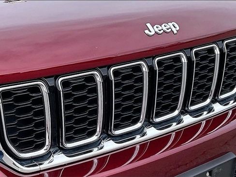 Used 2023 Jeep Grand Cherokee Limited image 25