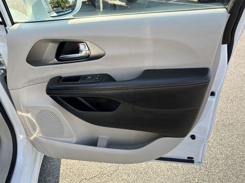 Used 2022 Chrysler Pacifica Touring-L image 19