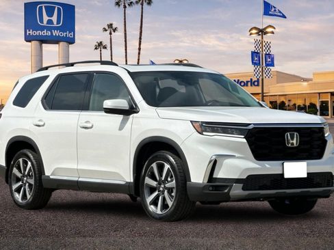 Certified 2025 Honda Pilot Touring image 2