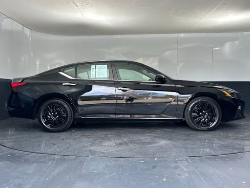 Used 2022 Nissan Altima 2.5 S image 2