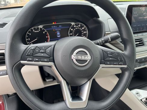 Used 2025 Nissan Altima 2.5 SV image 31