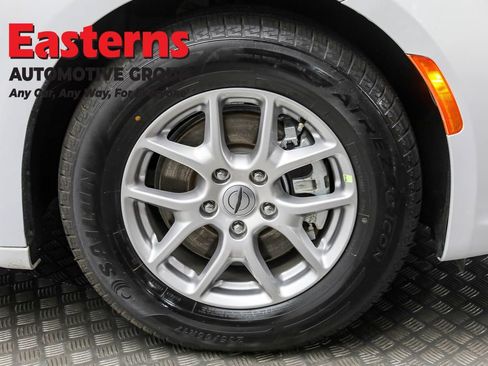 Used 2024 Chrysler Pacifica Touring-L image 42