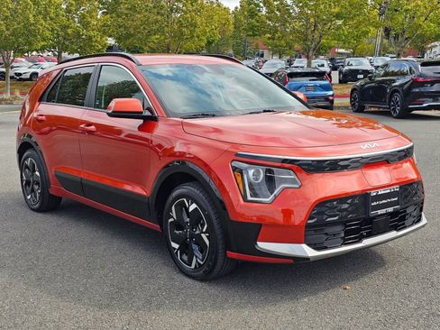 Certified 2023 Kia Niro Wind w/ Wind Preserve Package FWD image 3