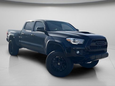 Used 2017 Toyota Tacoma TRD Sport image 2