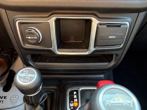 Used 2024 Jeep Gladiator Sport AWD/4WD image 17
