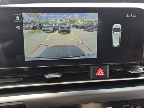 Certified 2025 Kia Carnival FWD image 21