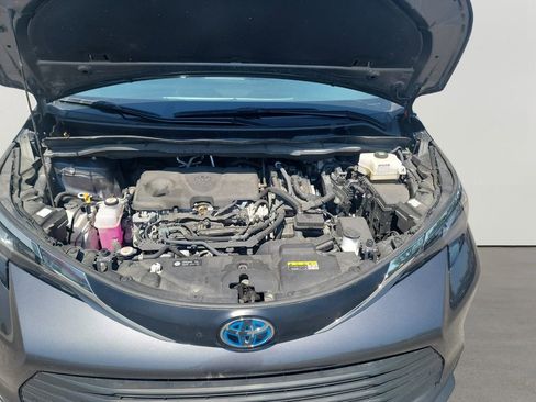 Used 2025 Toyota Sienna XLE FWD image 9