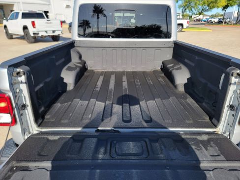 Used 2023 Jeep Gladiator Overland image 32