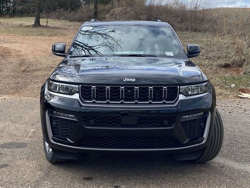 New 2026 Jeep Grand Cherokee Limited w/ Luxury Tech Group II RWD image 28