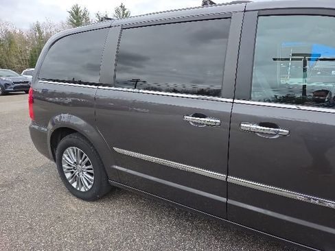 Used 2016 Chrysler Town & Country Touring-L FWD image 29