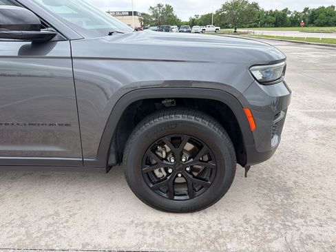 Used 2024 Jeep Grand Cherokee Altitude RWD image 10