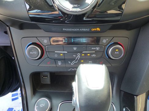 Used 2017 Ford Focus Titanium FWD image 35