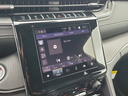 New 2025 Jeep Grand Cherokee Altitude image 17