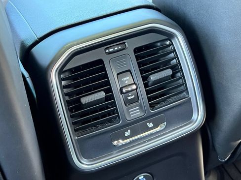 Certified 2023 Porsche Macan AWD/4WD image 18