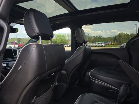 Used 2025 Chrysler Pacifica Limited FWD image 17