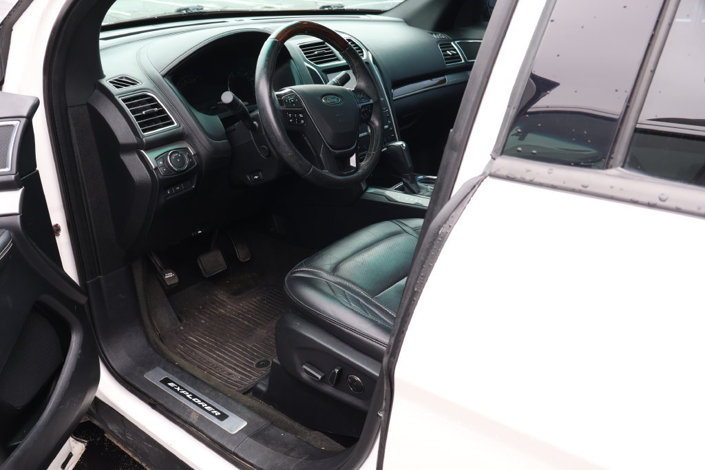 Used 2016 Ford Explorer Platinum AWD/4WD image 7